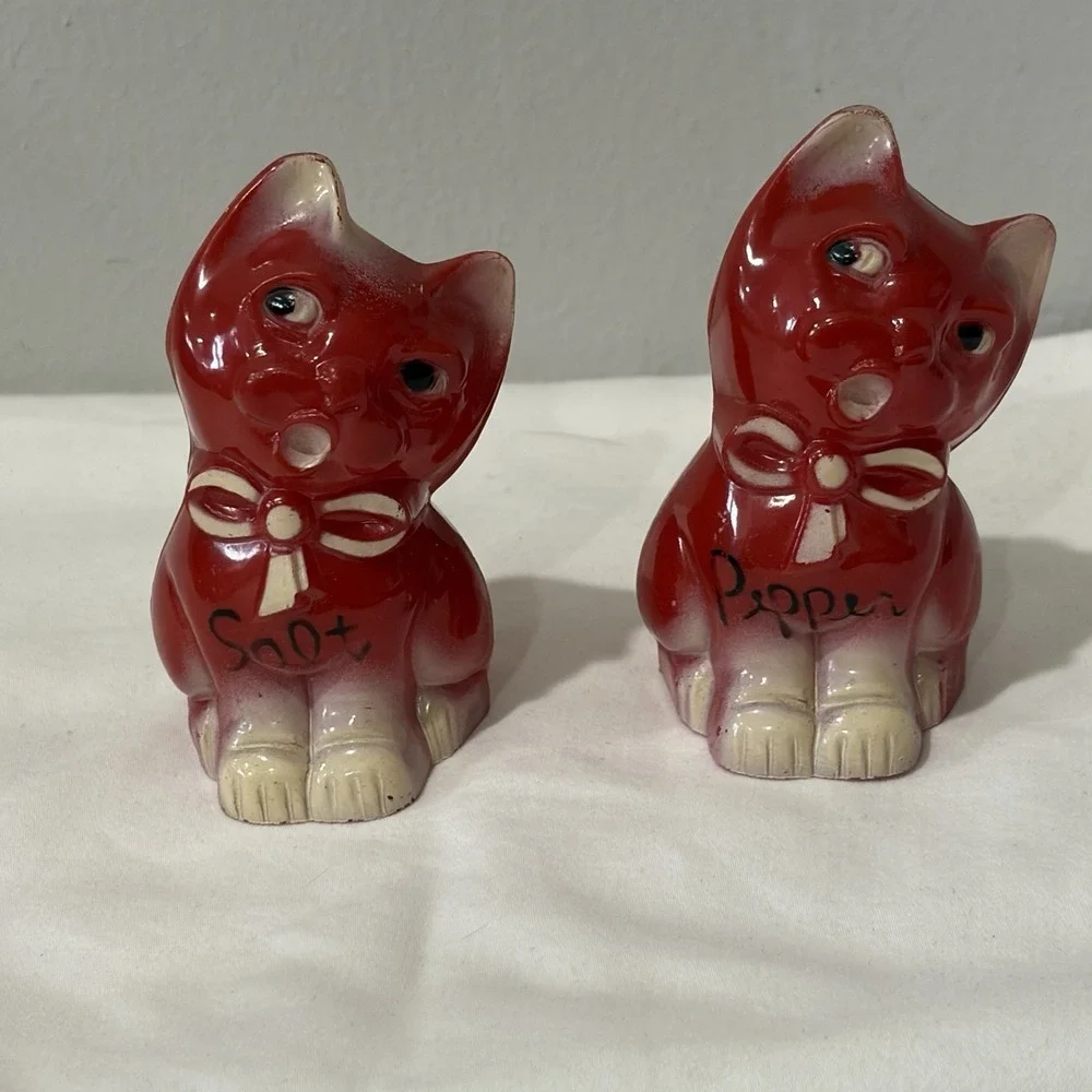 Vtg Red Plastic Cat Salt Pepper Shakers Kitten Animal Bows Spice Serving Kitschy